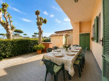 APPARTAMENTO in VENDITA a PIETRASANTA MARINA DI PIETRASANTA di 5 vani