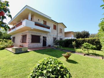 APPARTAMENTO in VENDITA a PIETRASANTA MARINA DI PIETRASANTA di 7 vani