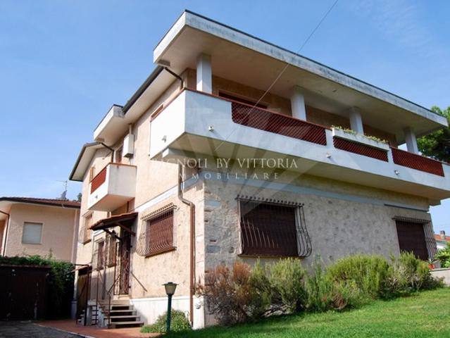 APPARTAMENTO in VENDITA a PIETRASANTA MARINA DI PIETRASANTA di 7 vani