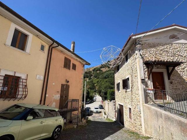 Appartamento in vendita a Rocca di Cambio AQ