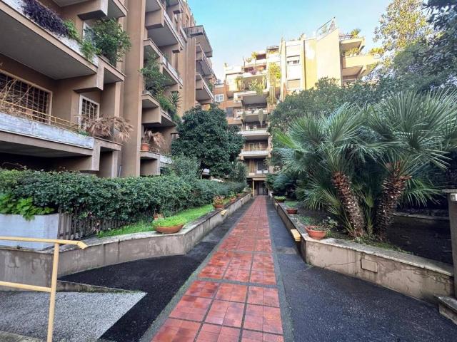 Appartamento in vendita a Roma RM
