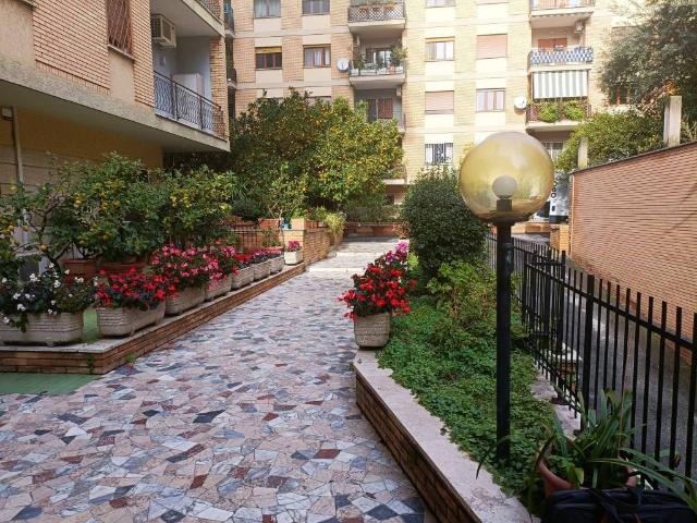 Appartamento in vendita a Roma RM