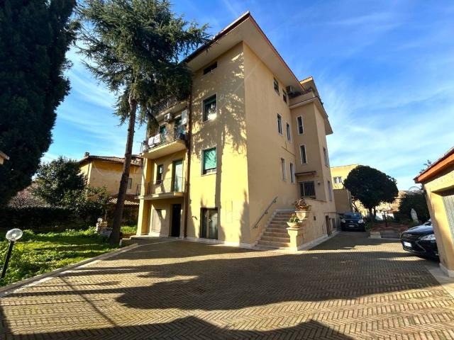Appartamento in vendita a Roma RM