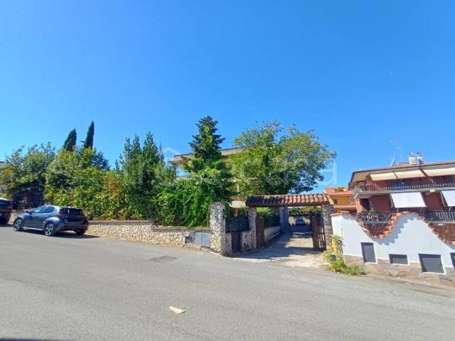 Appartamento in vendita a Roma via Pegognaga, Valle Muricana