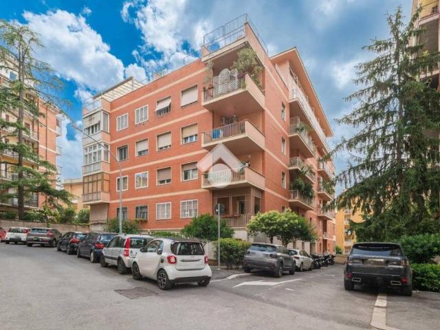 Appartamento in vendita a Roma via Venanzio Fortunato, Medaglie d'Oro