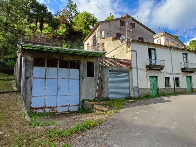 Casa indipendente in vendita a Sant'Angelo di Brolo ME