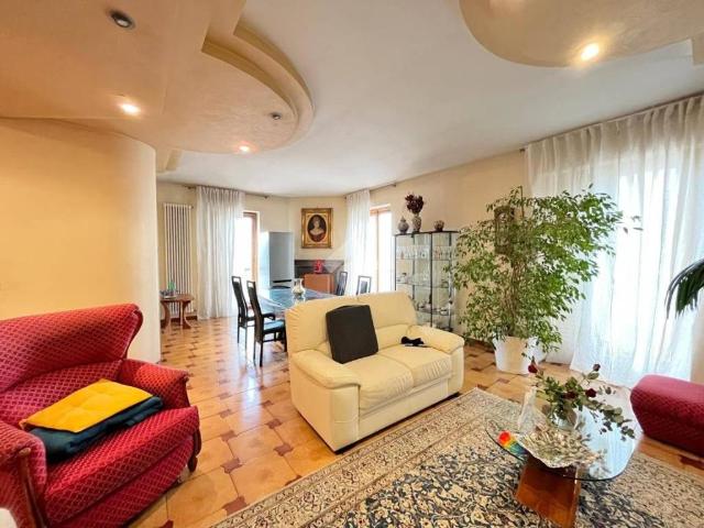 Casa indipendente in vendita a Santeramo in Colle BA