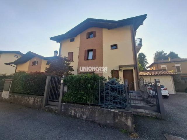 Appartamento in vendita a Vedano Olona via Grazia Deledda
