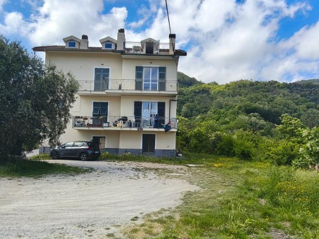 APPARTAMENTO in VENDITA a VEZZI PORTIO costa di 6 vani