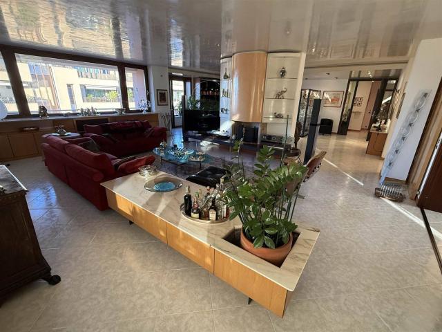 Appartamento in vendita di 400 m² in Via Giovanni Battista Boldini