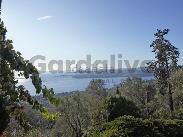 Appartamento in vendita di 400 m² in Via Panoramica, 38