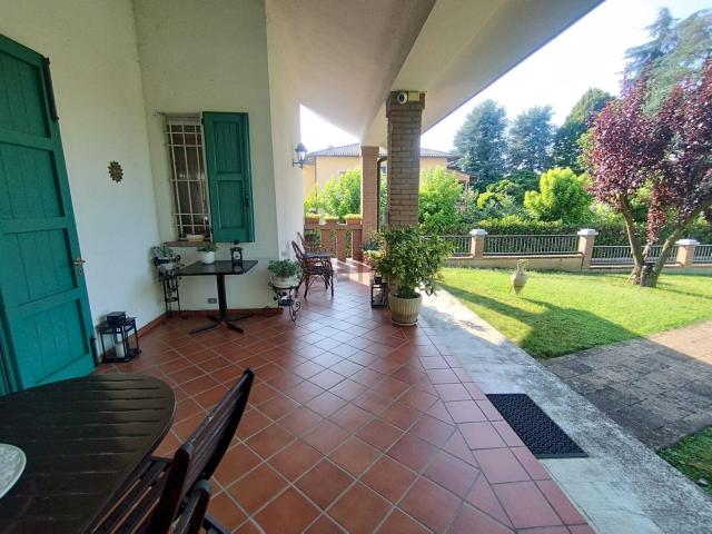 Appartamento in vendita di 400 m² in Viale Eugenio Zanasi