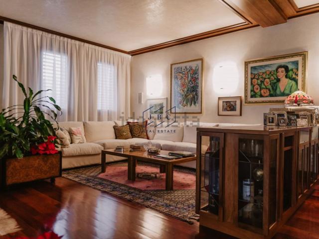 Appartamento in vendita di 406 m² in Via Cesare Battisti