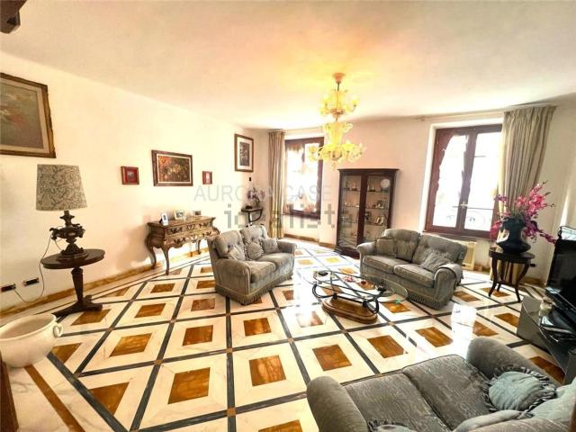 Appartamento in vendita di 450 m² in Via Cairoli