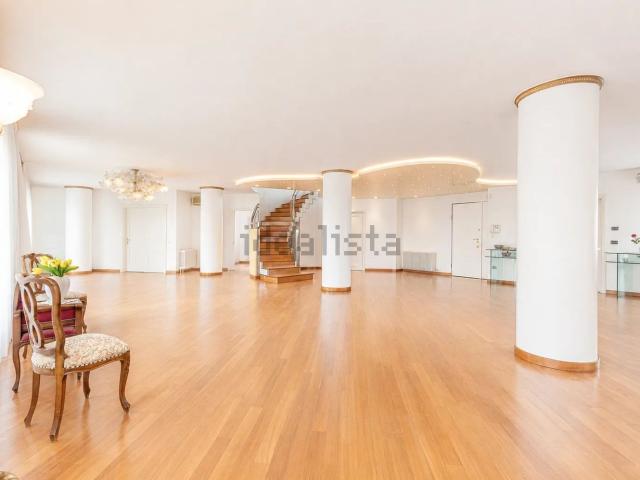 Appartamento in vendita di 463 m² in Via Cristoforo Colombo, 23