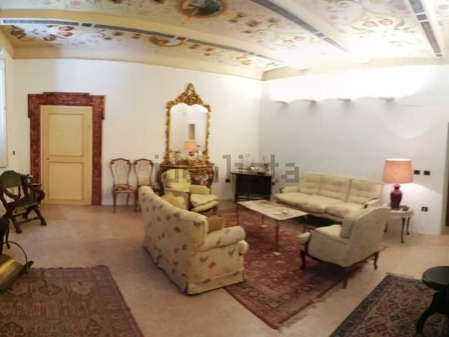 Appartamento in vendita di 474 m² in Via Torri di Properzio