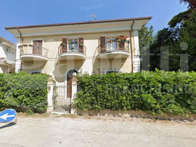 Appartamento in vendita di 480 m² in Via Nazionale per Teramo, 188
