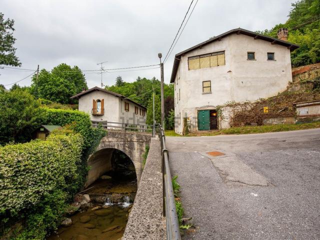 Appartamento in vendita di 490 m² in Via C. Cantu&apos , 37