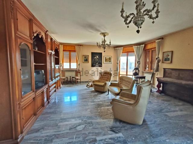Appartamento in vendita di 490 m² in Via U. Ribustini