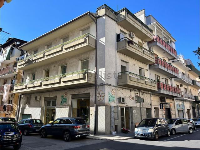 Appartamento in vendita di 500 m² in Via Vincenzo Ragni, 148