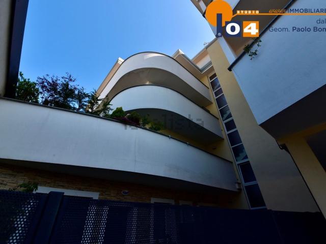 Appartamento in vendita di 547 m² in Via Giacomo Leopardi