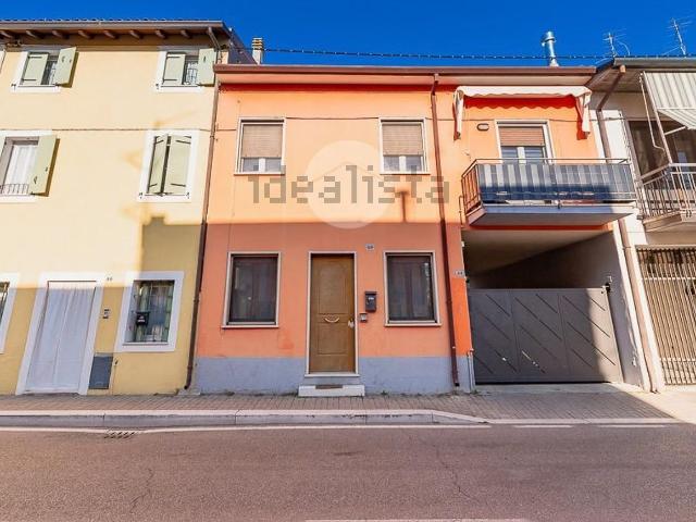 Appartamento in vendita di 61 m² in Via Scuole, 46