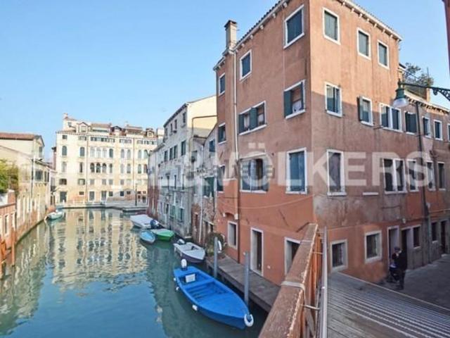 Appartamento in vendita di 65 m² in Calle San Pantalon, 3707