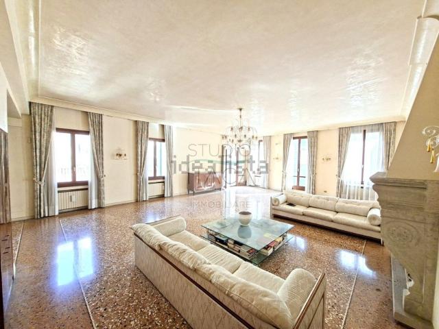 Appartamento in vendita di 660 m² in Via Daniele Manin