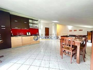 Appartamento in vendita a Via Lago Massa