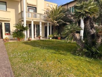 Appartamento in vendita di 75 m² in Viale Giosuè Carducci, 55049