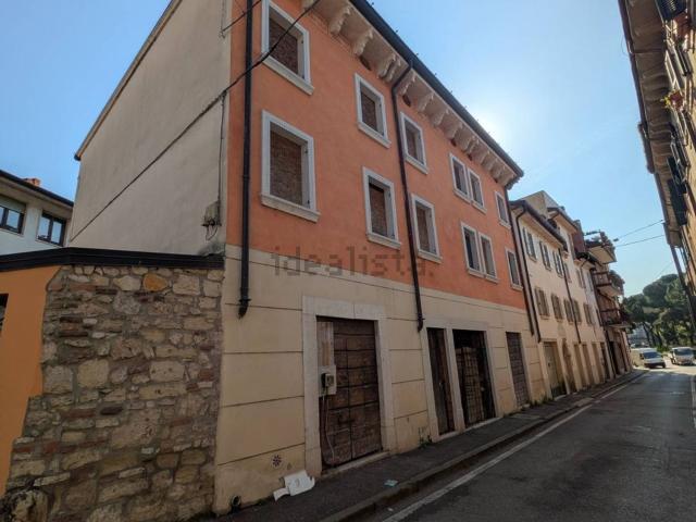 Appartamento in vendita di 800 m² in Via Valpolicella, 18