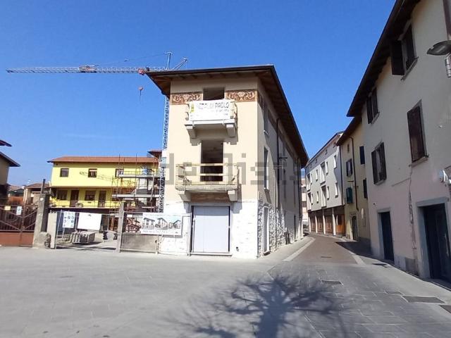 Appartamento in vendita di 80 m² in Piazza Antonio Locatelli, 2
