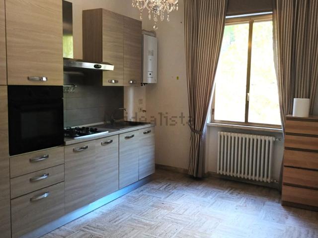 Appartamento in vendita di 80 m² in Via DELLE TERME, 96