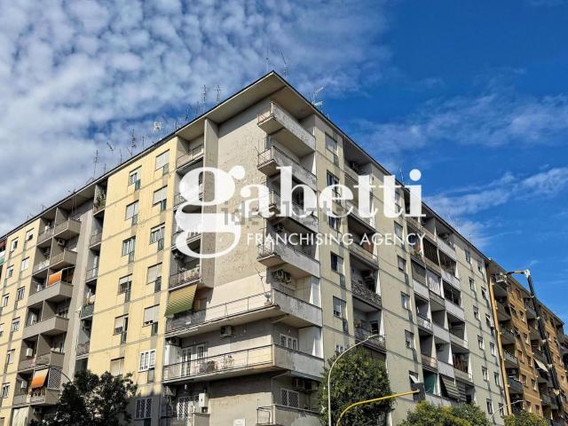 Appartamento in vendita di 82 m² in Via Tor de&apos  Schiavi, 285