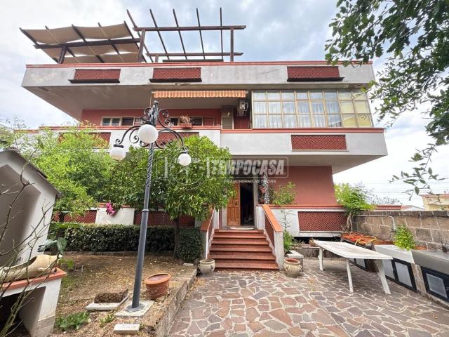 Appartamento in vendita di 85 m² in Via Costanza D&apos Avalos, 109