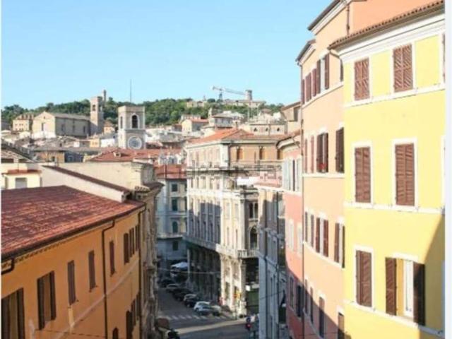 Appartamento in vendita di 85 m² in Via Enrico Cialdini, 33