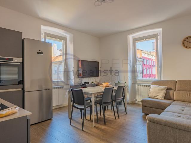 Appartamento in vendita di 93 m² in Via Ugo Foscolo, 31