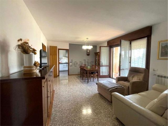 Appartamento in vendita di 90 m² in Via U. Foscolo, 5