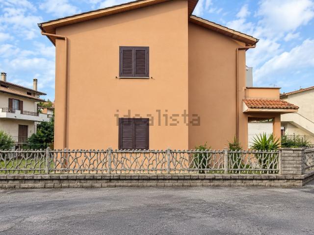 Appartamento in vendita di 90 m² in Via Cassia Botte, 105