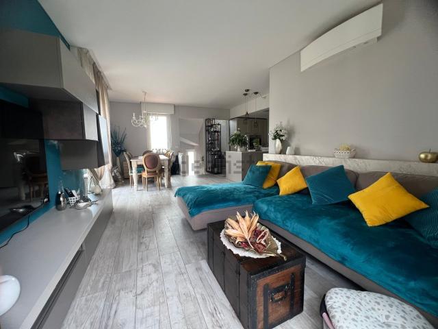 Appartamento in vendita di 90 m² in Via Donne della Resistenza, 52