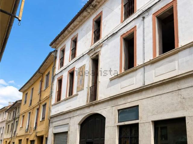 Appartamento in vendita di 90 m² in Via G. Tosalli, 2