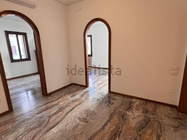 Appartamento in vendita di 90 m² in Via Giovanni Pascoli, 4