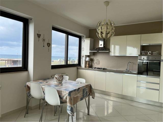 Appartamento in vendita di 90 m² in Via Lungomare, 1