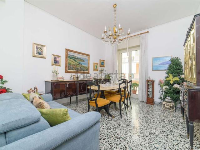 Appartamento in vendita di 90 m² in Via Lucio Petrone, 18