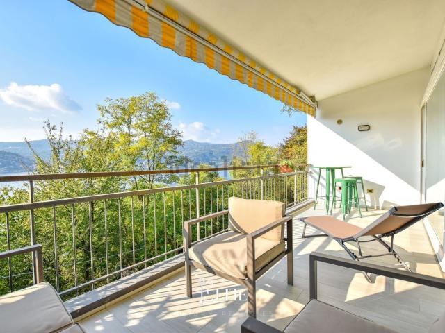 Appartamento in vendita di 90 m² in Via per Ranco, 104