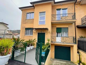 Appartamento in vendita di 90 m² in Via Sant&apos Angelo in Villa, 77