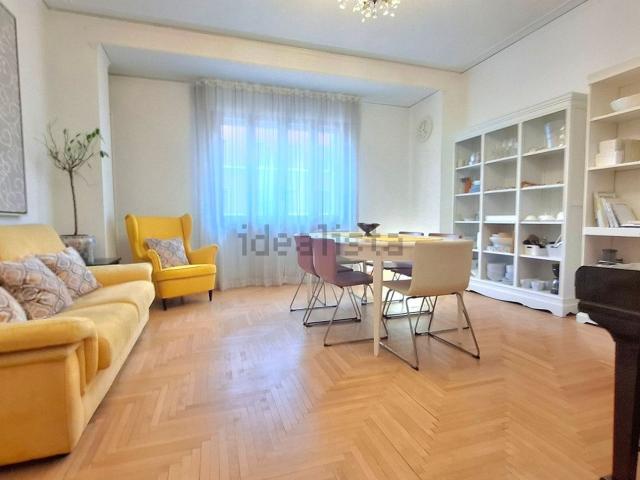 Appartamento in vendita di 90 m² in Viale Alcide de Gasperi, 5