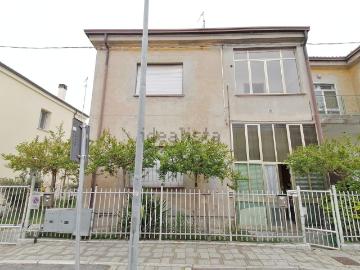 Appartamento in vendita di 90 m² in Viale Ferrara, 24