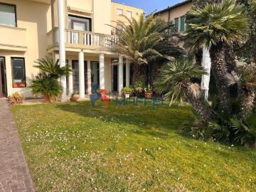 Appartamento in vendita di 90 m² in Viale Giosuè Carducci, 55049