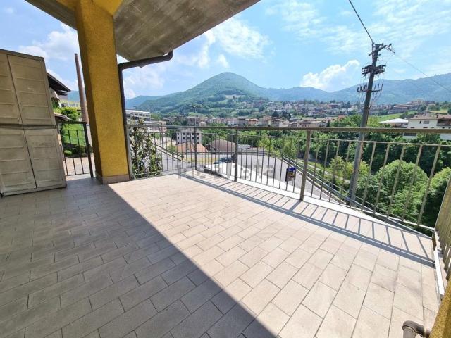 Appartamento in vendita di 91 m² in Via Ugo Foscolo
